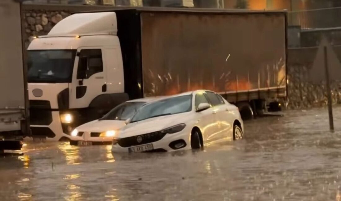 Manisa’nın Turgutlu ilçesinde akşam saatlerinde etkili olan sağanak caddeleri göle