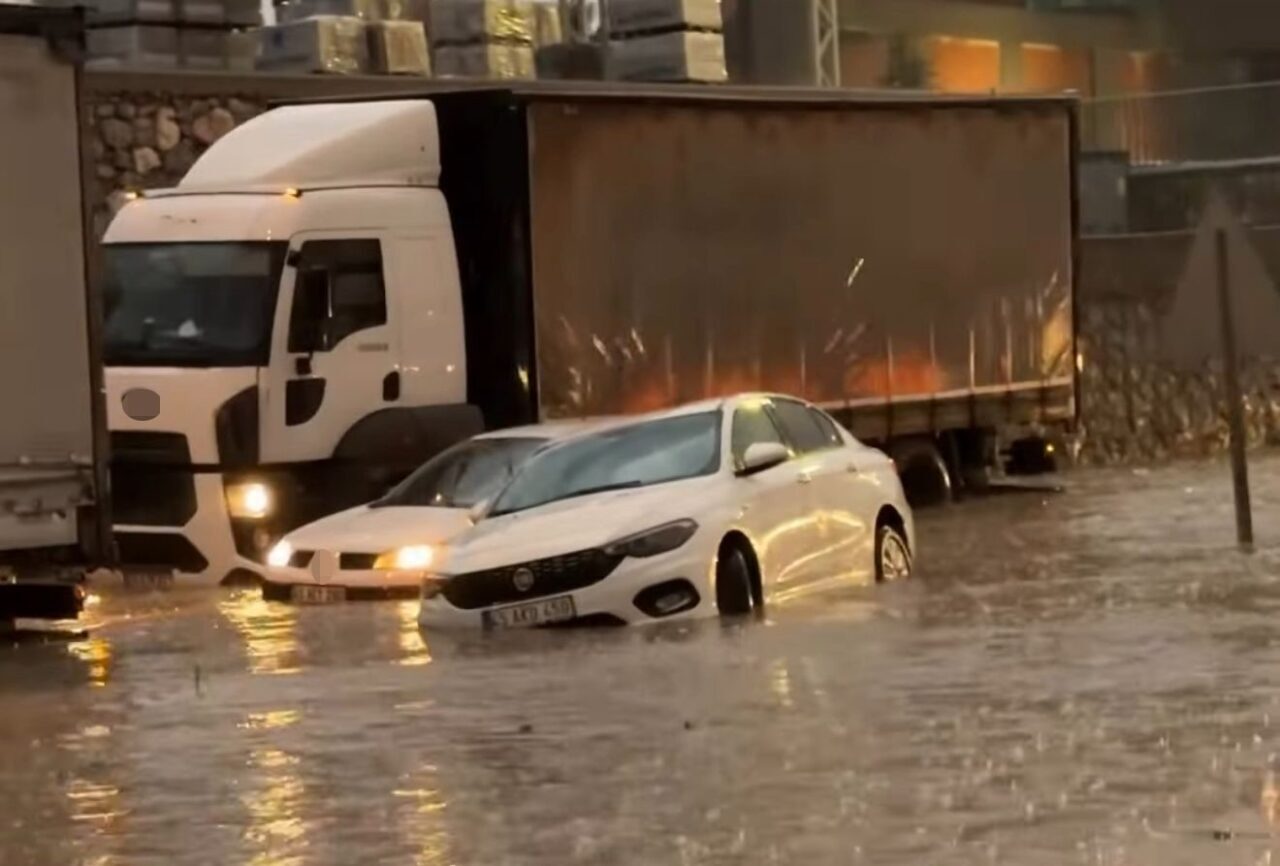 Manisa’nın Turgutlu ilçesinde akşam saatlerinde etkili olan sağanak caddeleri göle