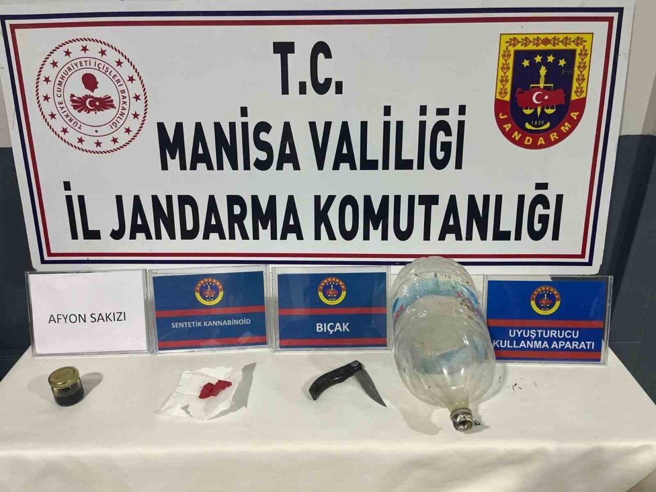 Manisa’nın Salihli ilçesinde jandarma ekiplerinin şüphe üzerine arama yaptığı şahısların