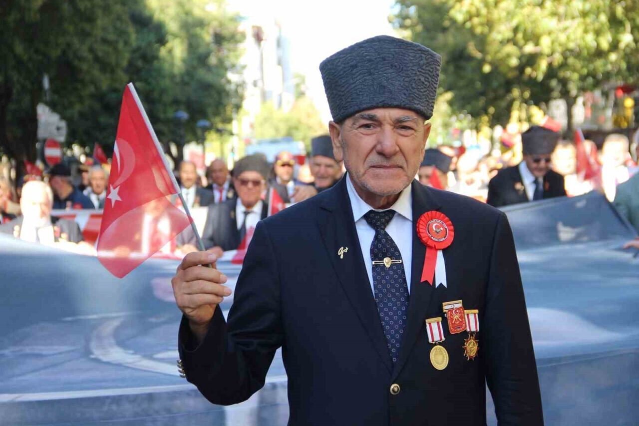 Manisa’da, ’Kahramanlarla Kardeşlik Yolunda 19 Eylül Gaziler Günü Yürüyüşü’ ile