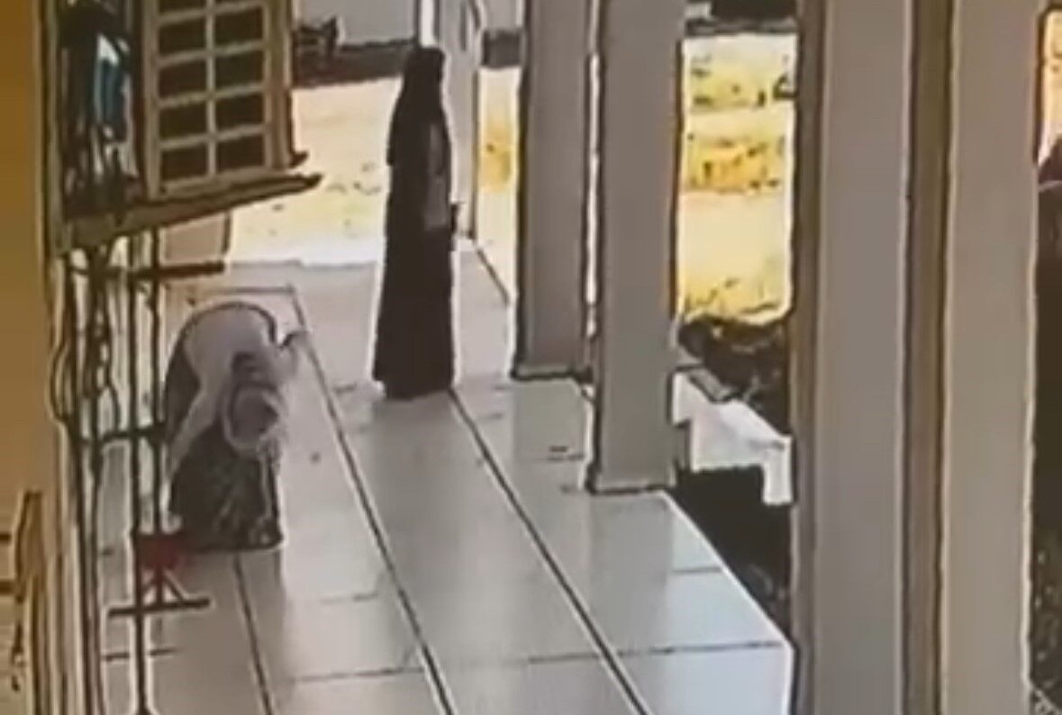 Mardin’de 3 kadının hırsızlık girişimi, girmeye çalıştıkları evin güvenlik kamerasına