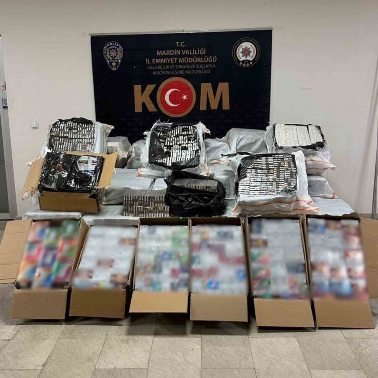 Mardin’de polis ekiplerince düzenlenen operasyonlarda 51 bin paket gümrük kaçağı