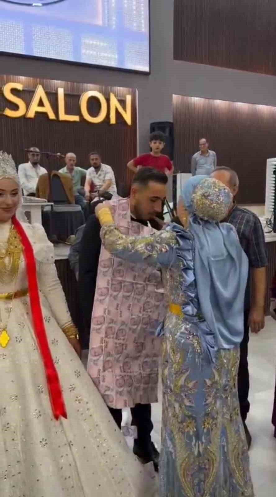 Mardin’in Kızıltepe ilçesinde Ömer ve Gülsüm Akgül çiftinin düğününde damada,