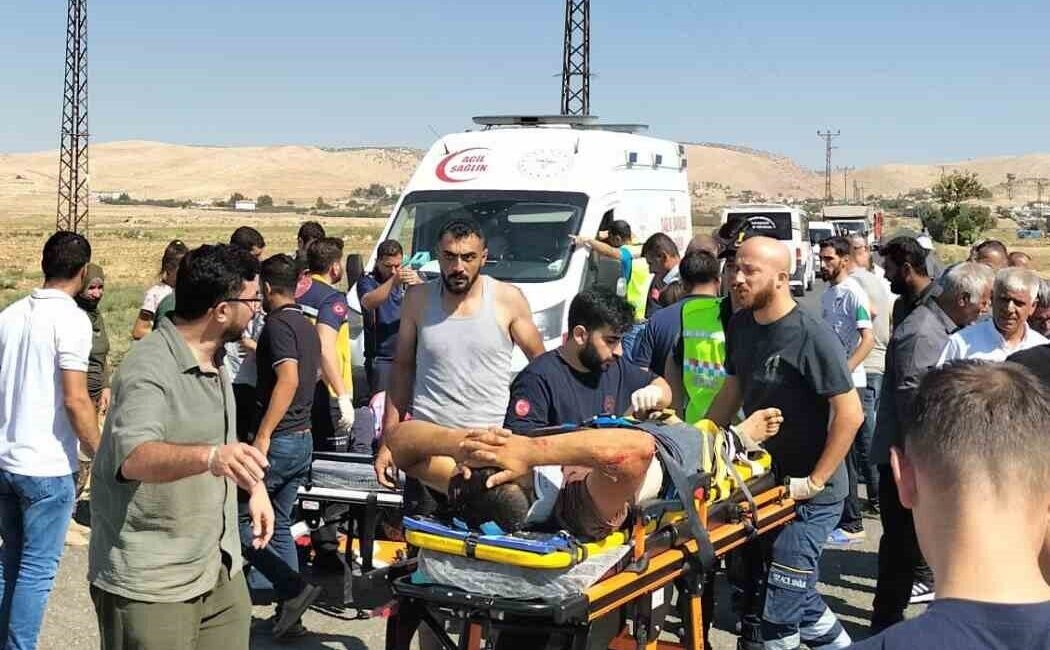 Mardin’in Artuklu ilçesinde hafif ticari araç ile motosikletin çarpışması sonucu
