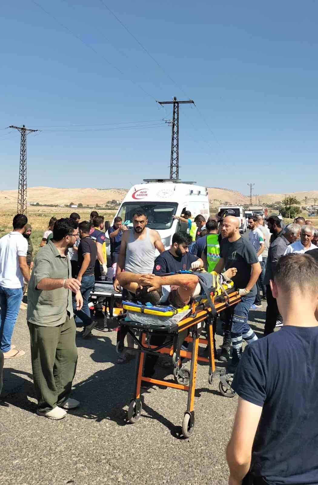 Mardin’in Artuklu ilçesinde hafif ticari araç ile motosikletin çarpışması sonucu