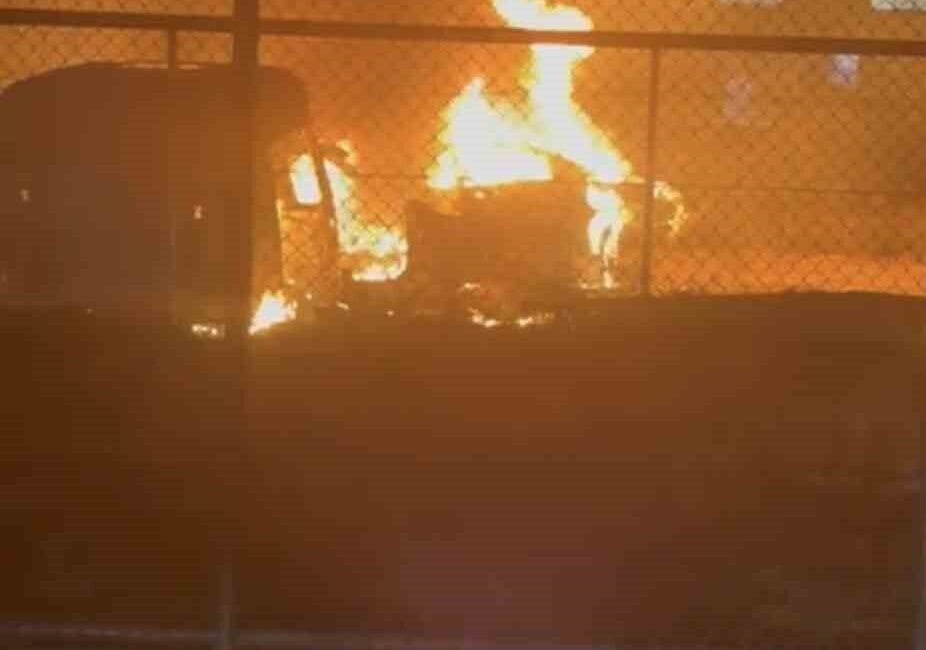 Mardin’in Kızıltepe ilçesinde hurda araç deposunda çıkan yangın itfaiye ekipleri