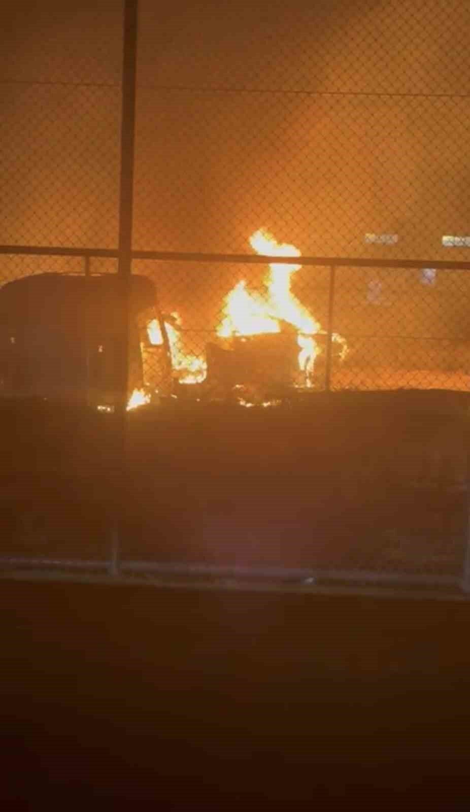 Mardin’in Kızıltepe ilçesinde hurda araç deposunda çıkan yangın itfaiye ekipleri