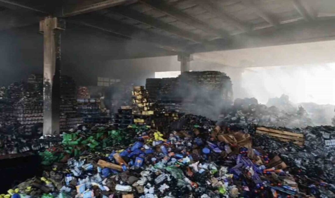 Mardin’in Nusaybin ilçesinde içecek deposunda çıkan yangın, TOMA’nın da desteği