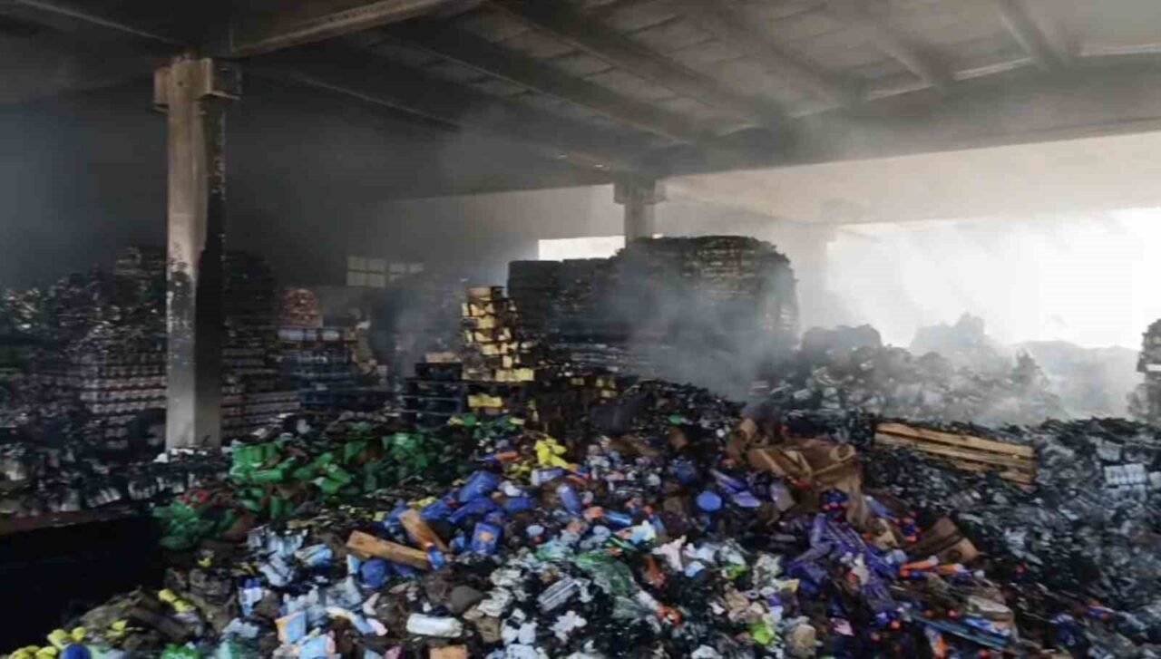 Mardin’in Nusaybin ilçesinde içecek deposunda çıkan yangın, TOMA’nın da desteği