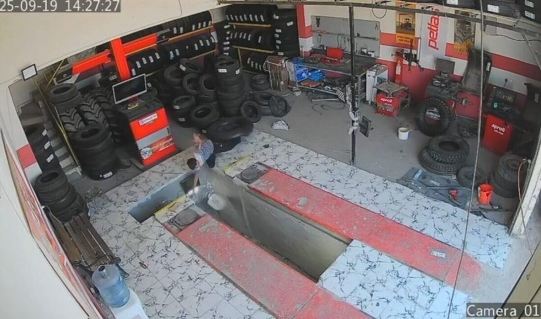 Mardin’in Mazıdağı ilçesinde bir oto lastikçiden çalışan çocuğuna çukura düşme