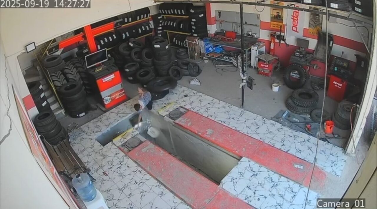 Mardin’in Mazıdağı ilçesinde bir oto lastikçiden çalışan çocuğuna çukura düşme