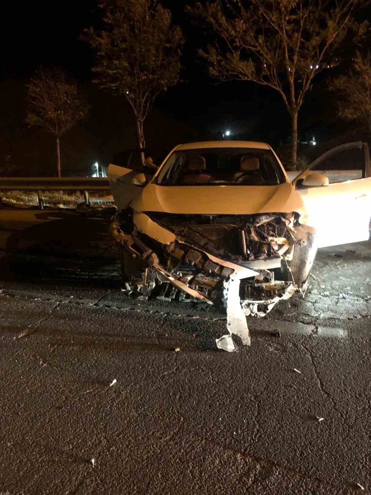 Mardin’de, sürücüsünün direksiyon hakimiyetini kaybettiği otomobil bariyere çarptı. Kazada 1