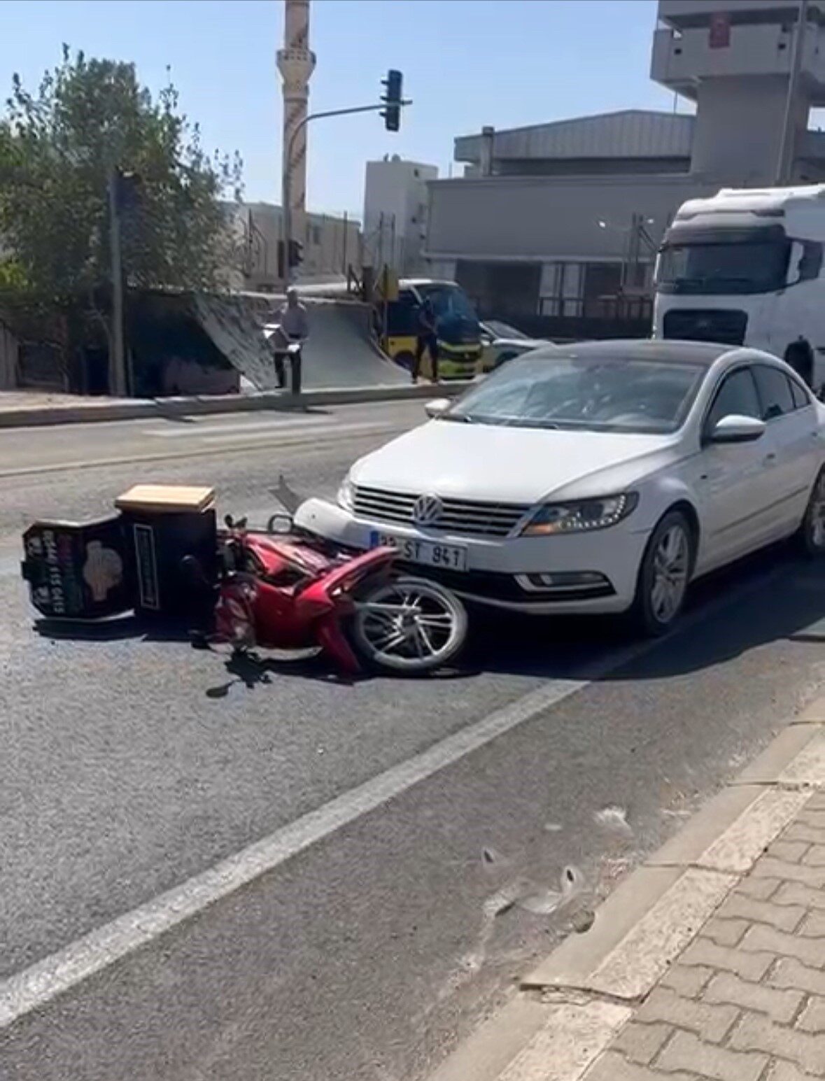 Mardin’in Nusaybin ilçesinde otomobil ile motosikletin çarpışması sonucu meydana gelen