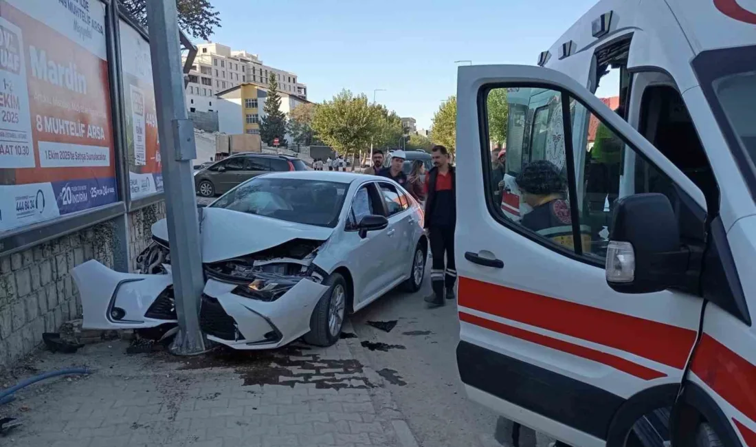 Mardin’in Artuklu ilçesinde sürücüsünün kontrolünden çıkan otomobilin reklam panosu direğine