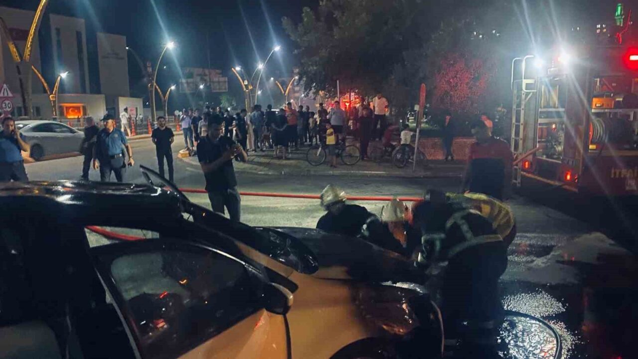 Mardin’de otomobil seyir halindeyken alev aldı. Edinilen bilgilere göre, Artuklu