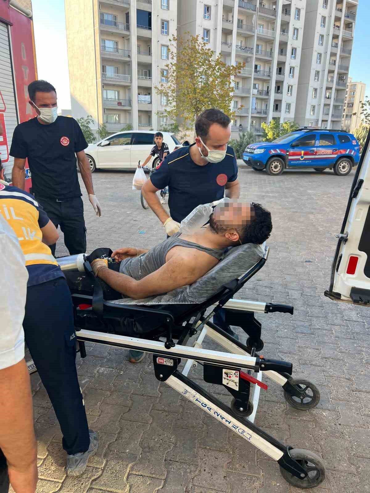 Mardin’in Artuklu ilçesinde bir binanın su deposunda mahsur kalan kişi,