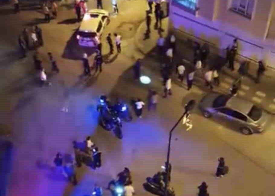 Mardin’in Kızıltepe ilçesinde iki grup arasında çıkan tekmeli yumruklu kavgada