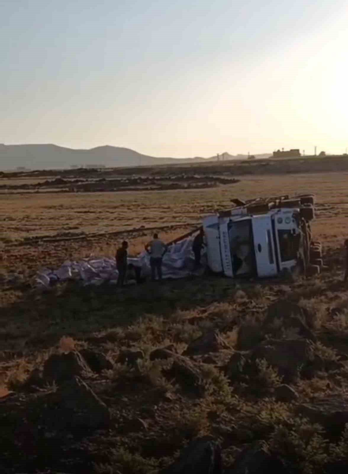 Mardin’in Kızıltepe ilçesinde tırın şarampole devrilmesi sonucu sürücü yaralandı. Edinilen