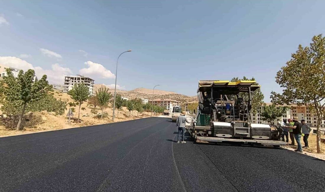 Mardin Büyükşehir Belediyesi, Yeşilli ilçesinde asfalt serim çalışmalarına başladı. Belediyeden