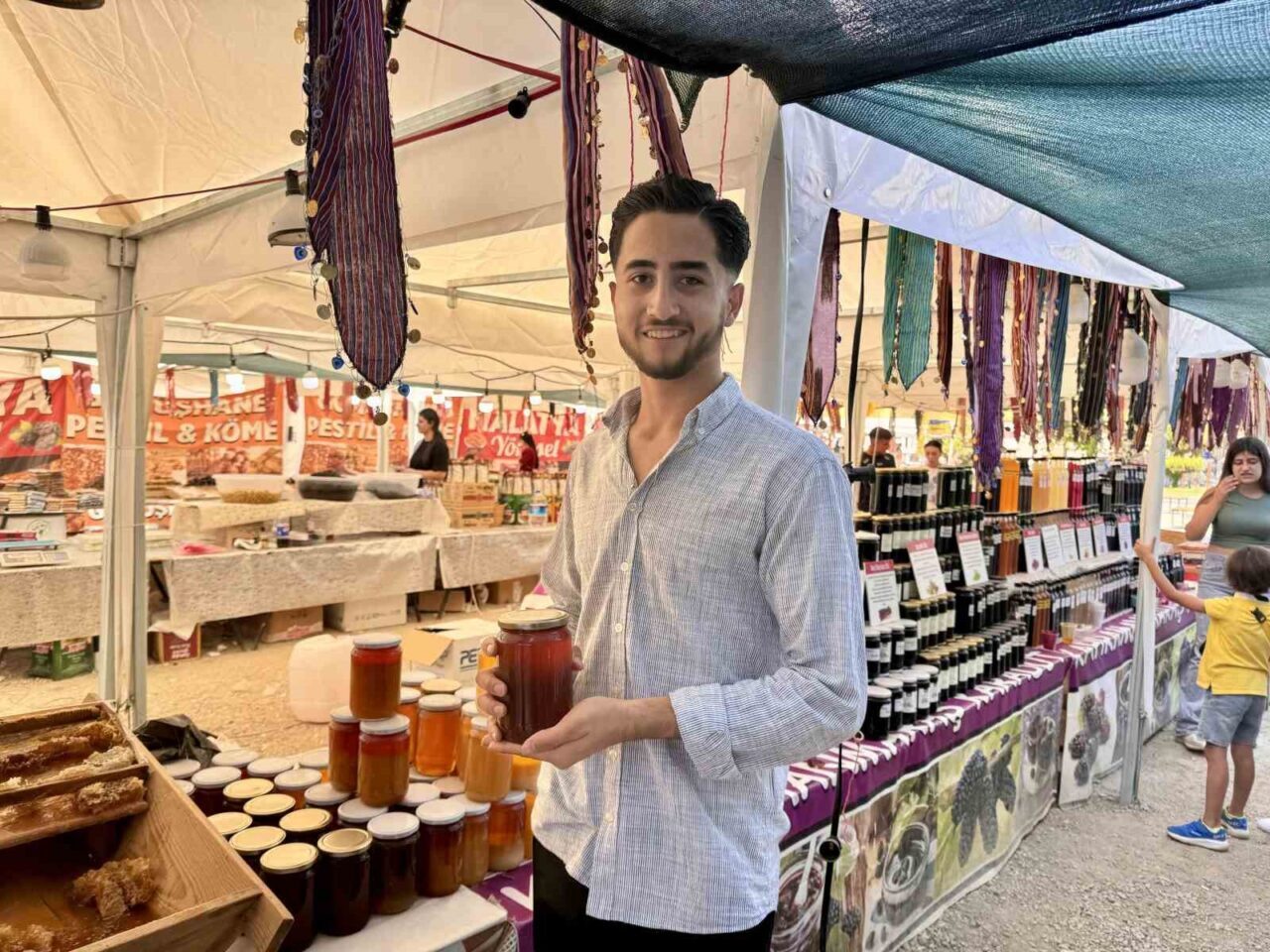 Türkiye’nin farklı bölgelerinden getirilen yöresel gıda, el sanatları ve tekstil