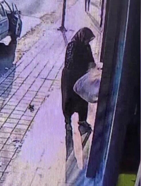 Adana’da bir kadın, marketin kapısına bırakılan ve içerisinde 10 ekmek