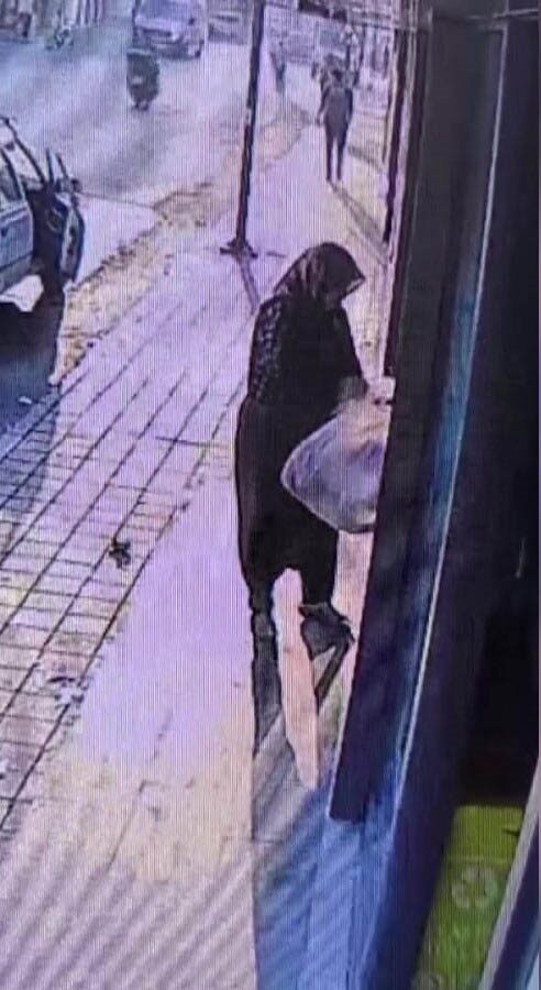 Adana’da bir kadın, marketin kapısına bırakılan ve içerisinde 10 ekmek