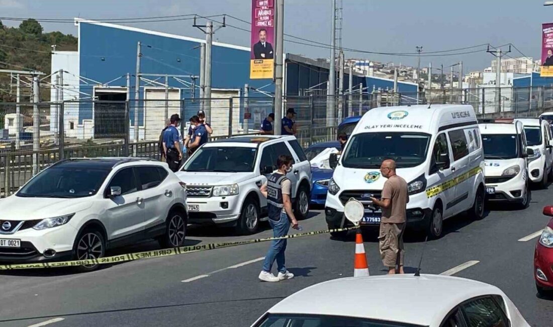 Küçükçekmece’de Marmaray istasyonu önünde park halinde bulunan araçta erkek cesedi