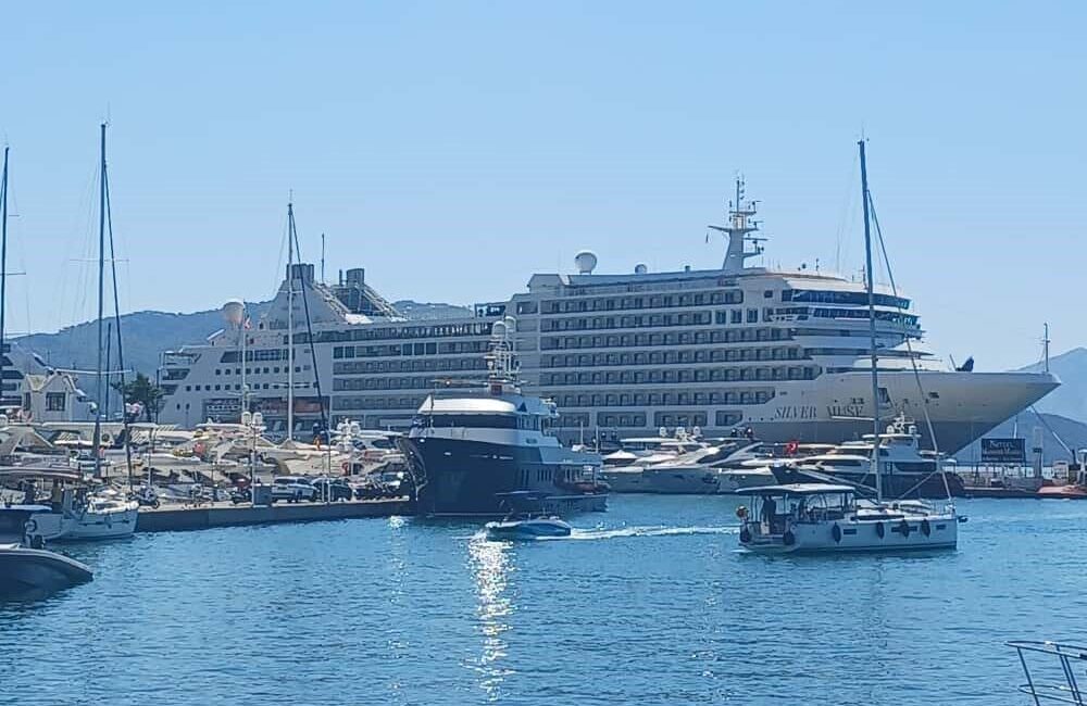 Muğla’nın Marmaris ilçesi dev yolcu gemilerini ağırlamaya devam ediyor. Hava