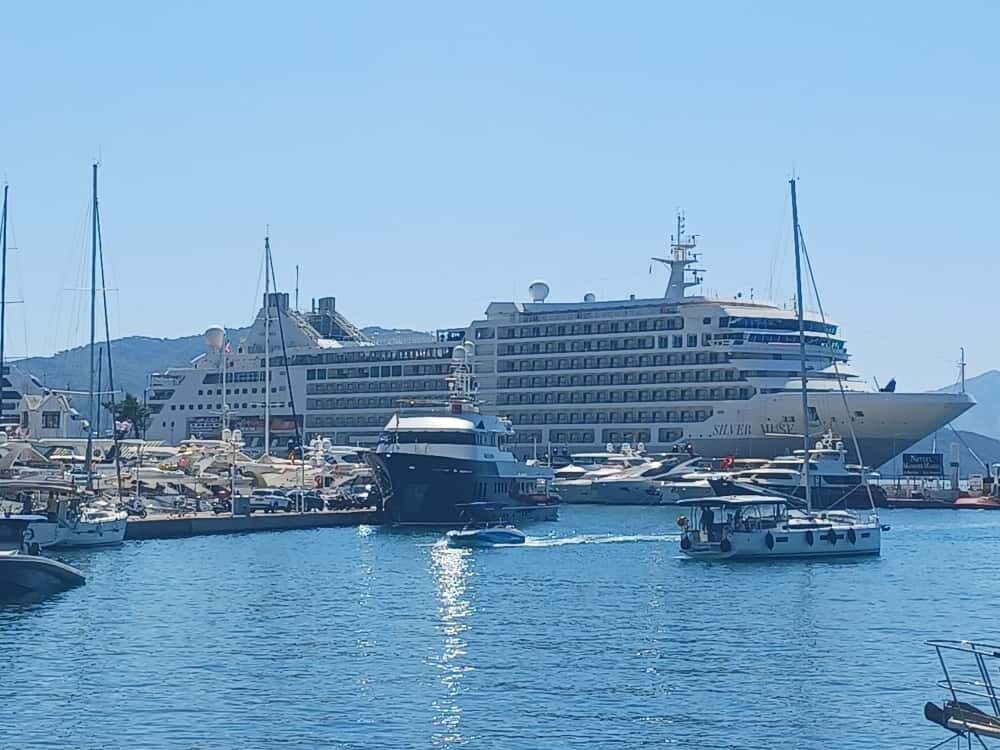 Muğla’nın Marmaris ilçesi dev yolcu gemilerini ağırlamaya devam ediyor. Hava