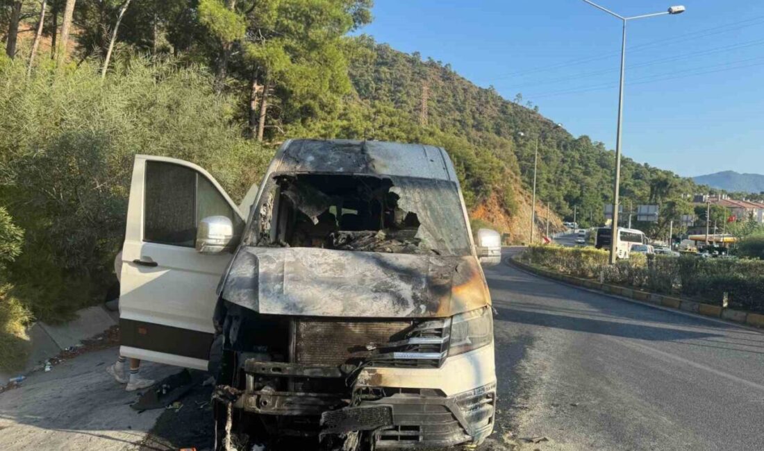 Muğla’nın Marmaris ilçesinde turistleri Dalaman Havalimanı’na götürmek üzere yola çıkan