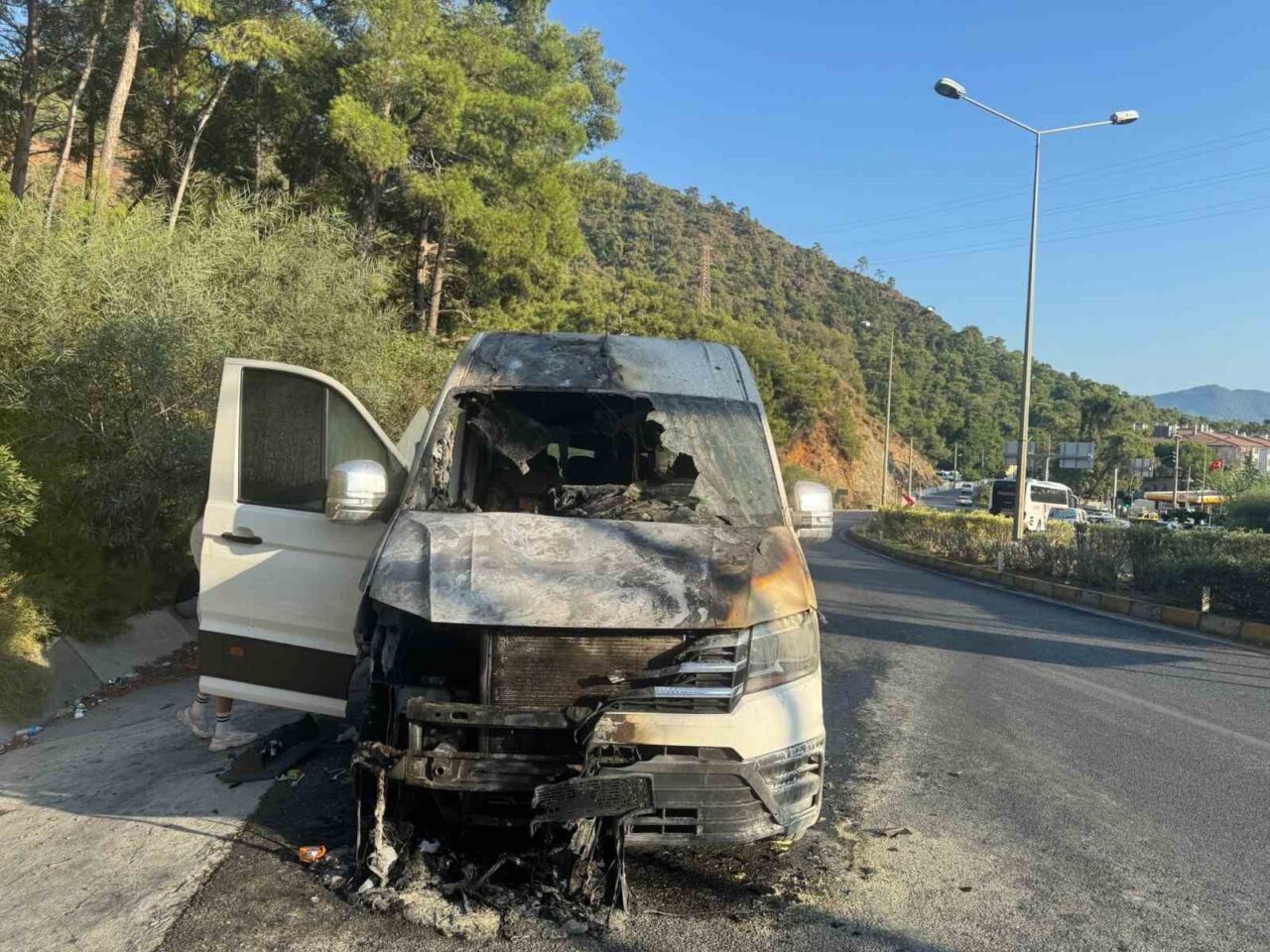 Muğla’nın Marmaris ilçesinde turistleri Dalaman Havalimanı’na götürmek üzere yola çıkan