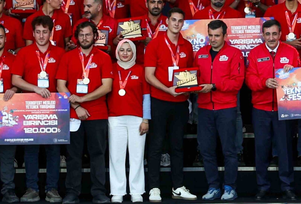 Manisa Celal Bayar Üniversitesi öğrencilerinden oluşan iki takım, TEKNOFEST İstanbul