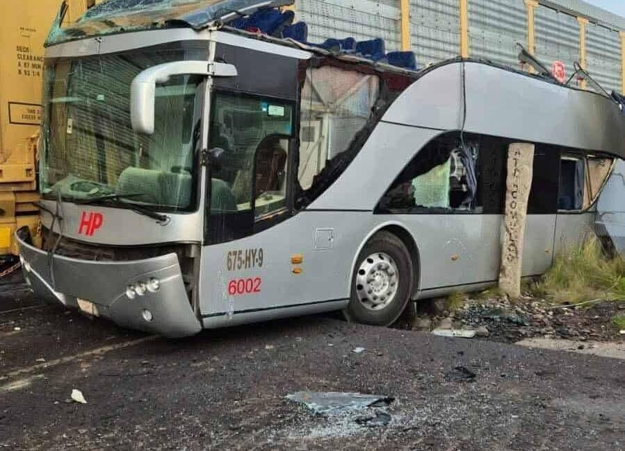 Meksika’da hemzemin geçitte yolcu otobüsüne trenin çarpması sonucu ilk belirlemelere