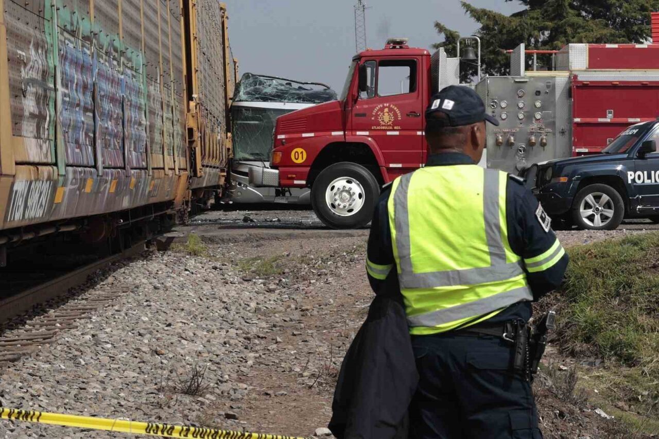 Meksika’da yük treninin hemzemin geçitten geçen yolcu otobüsüne çarptığı kazada