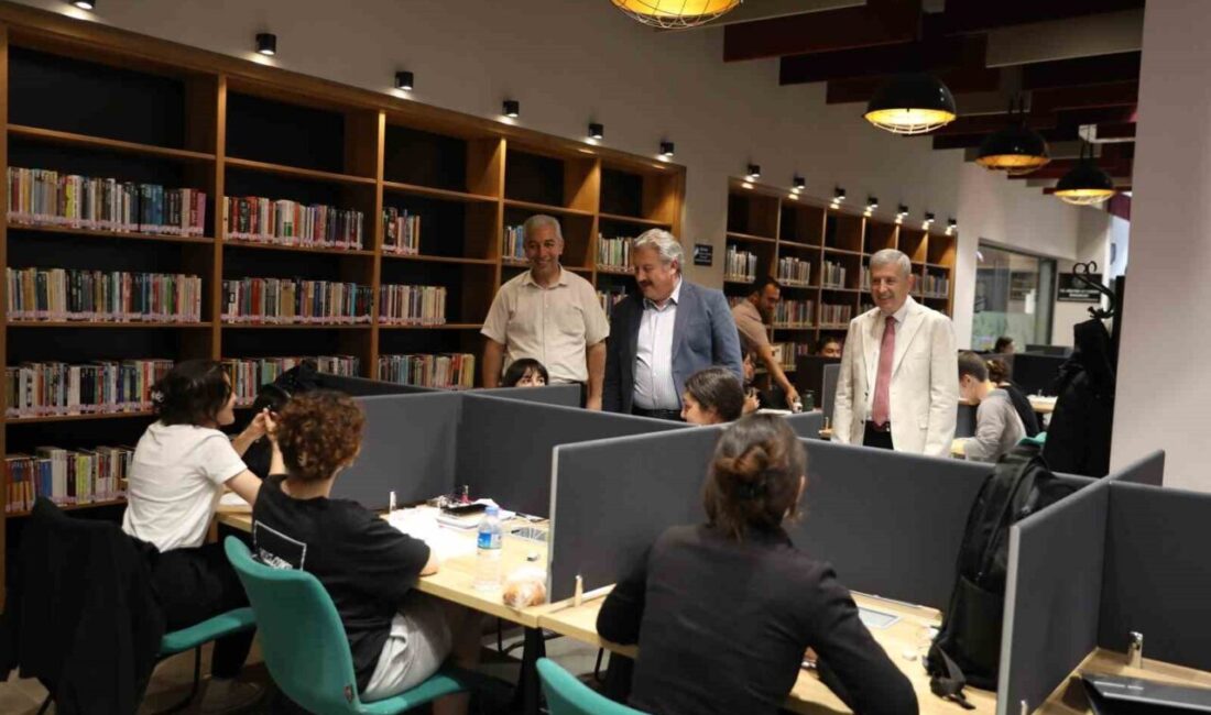 Melikgazi Belediyesi’nin gençlere yönelik vizyoner projesi Akıl Küpü Kütüphaneleri, yalnızca