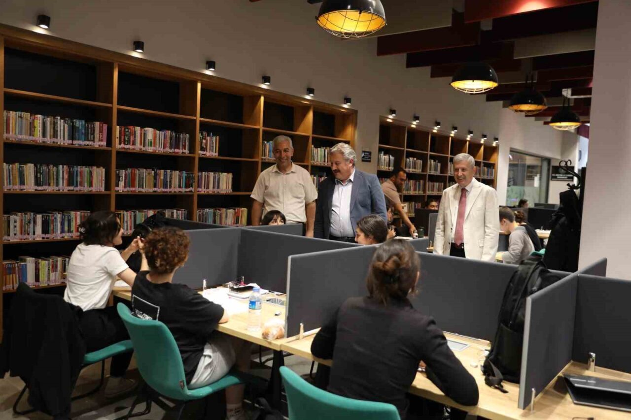 Melikgazi Belediyesi’nin gençlere yönelik vizyoner projesi Akıl Küpü Kütüphaneleri, yalnızca