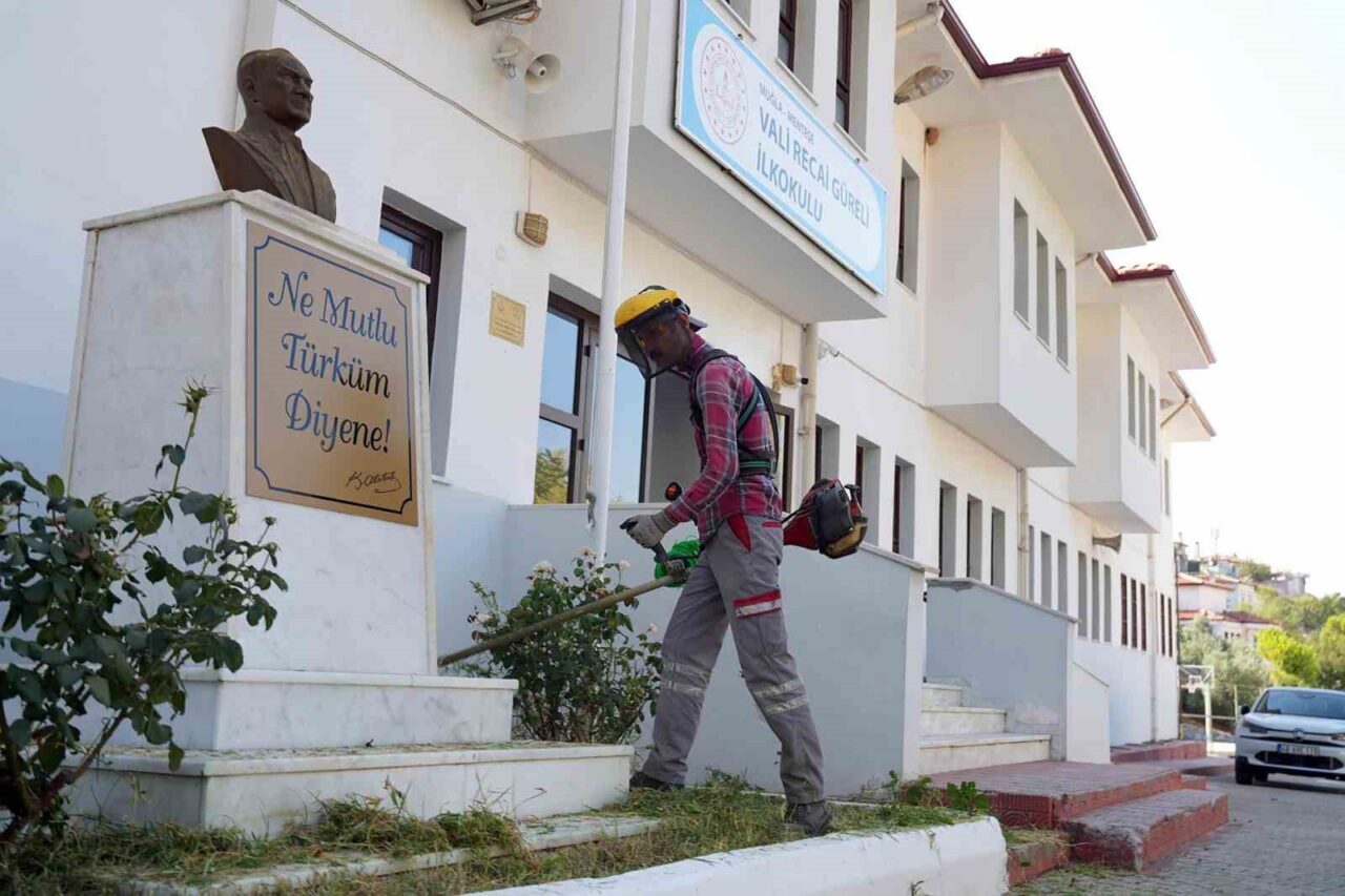 Menteşe Belediyesi, yeni eğitim-öğretim yılı öncesinde ilçe genelindeki okullarda bakım,