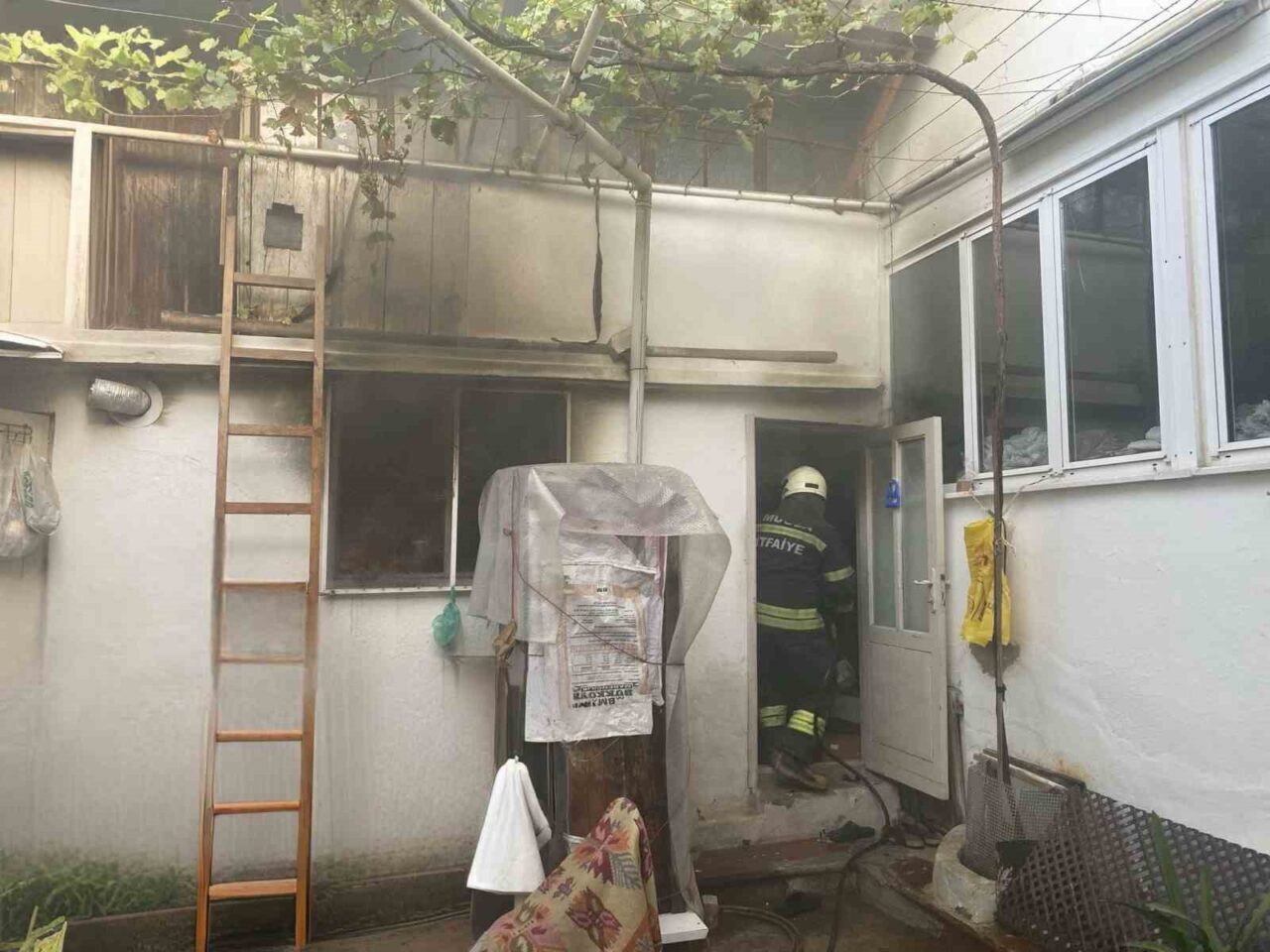 Muğla’nın Menteşe ilçesinde bir evde çıkan yangında yaşlı adam yaralandı.