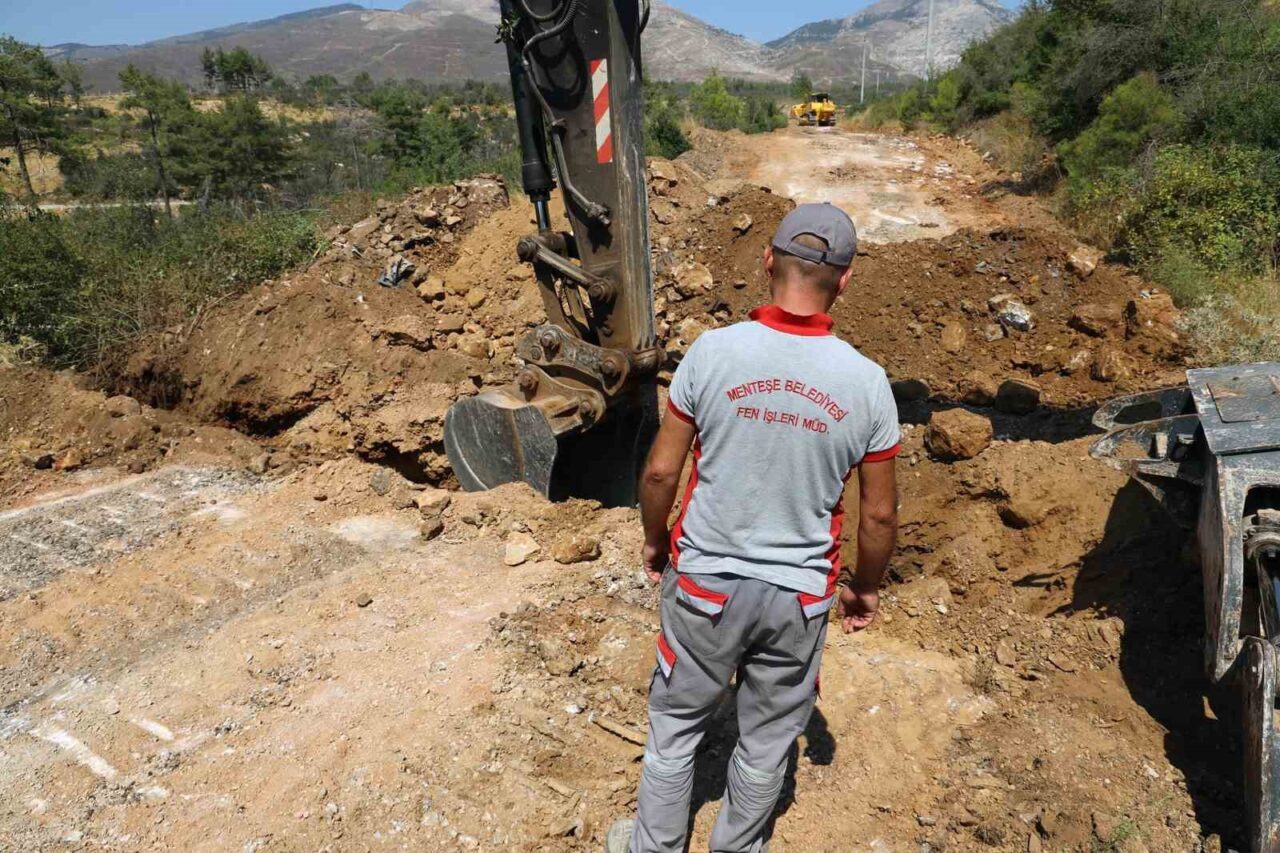 Menteşe Belediyesi, kent merkezi ve kırsal mahallelerde yürüttüğü yol yapım,