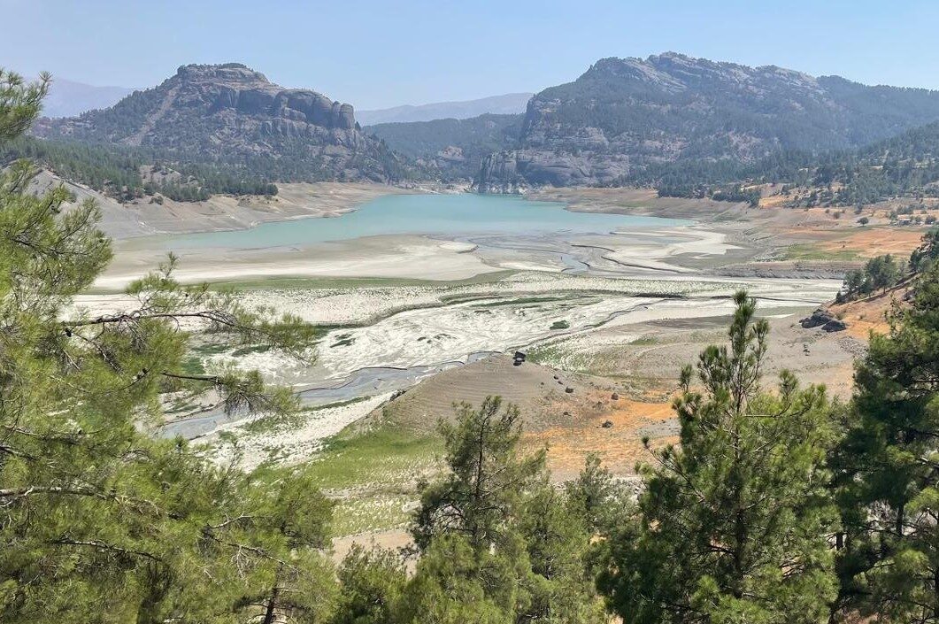 Kahramanmaraş’ta Menzelet Barajı’ndaki doluluk oranı yüzde 45 seviyelerine geriledi. Kahramanmaraş’ın