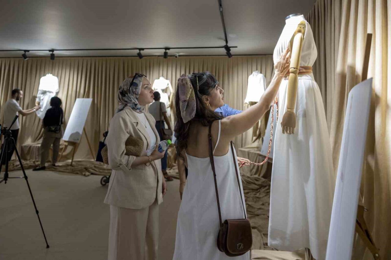 Mersin’e özgü geleneksel dokumaların dünyaca ünlü modacı Dilek Hanif’in tasarımlarıyla