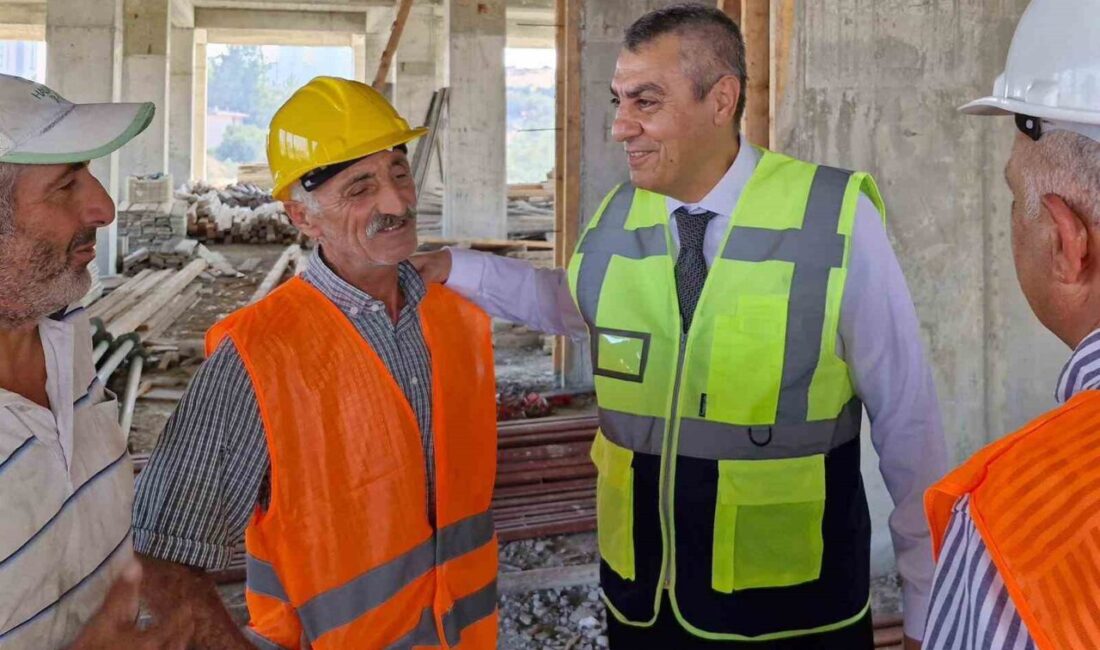 Mersin Valisi Atilla Toros, Tarsus ilçesi Sucular Mahallesi’nde inşaatı devam