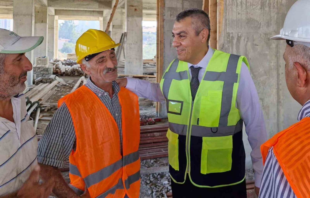 Mersin Valisi Atilla Toros, Tarsus ilçesi Sucular Mahallesi’nde inşaatı devam