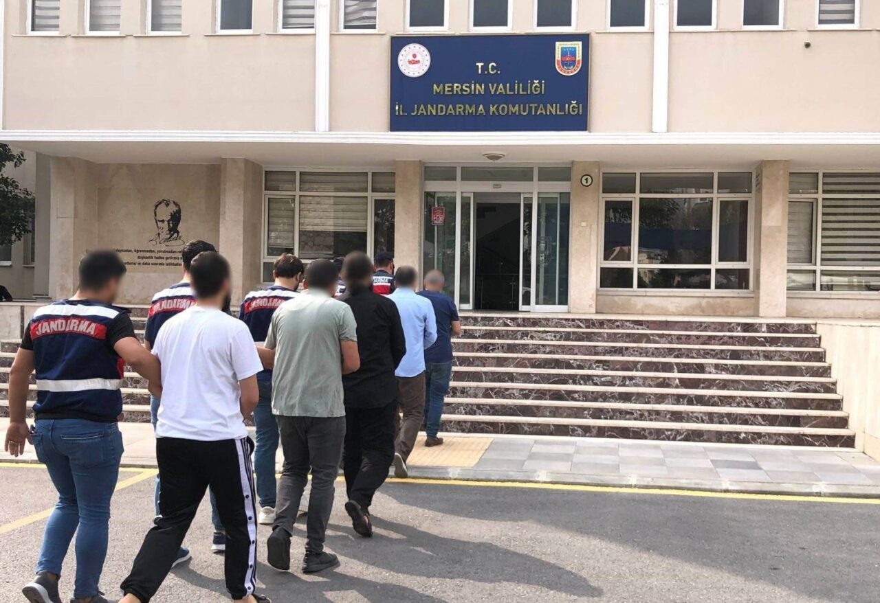 Mersin İl Jandarma Komutanlığı ekipleri, aranan şahıslara yönelik düzenlediği operasyonlarda