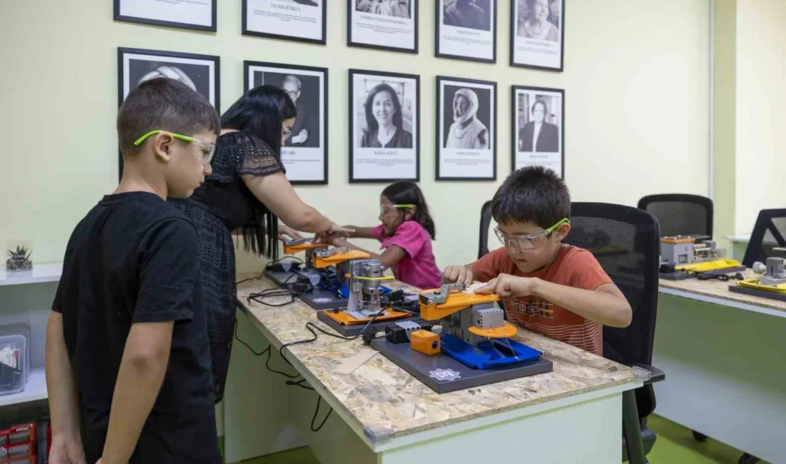 Mersin Büyükşehir Belediyesinin Toroslar Çocuk Kampüsü’nde hizmete açtığı ’Tasarım atölyesi’miniklerin