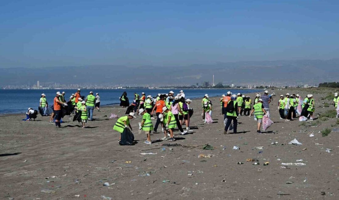 Mersin Büyükşehir Belediyesi, ‘Dünya Temizlik Günü’ dolayısıyla Adanalıoğlu sahilinde öğrenciler,