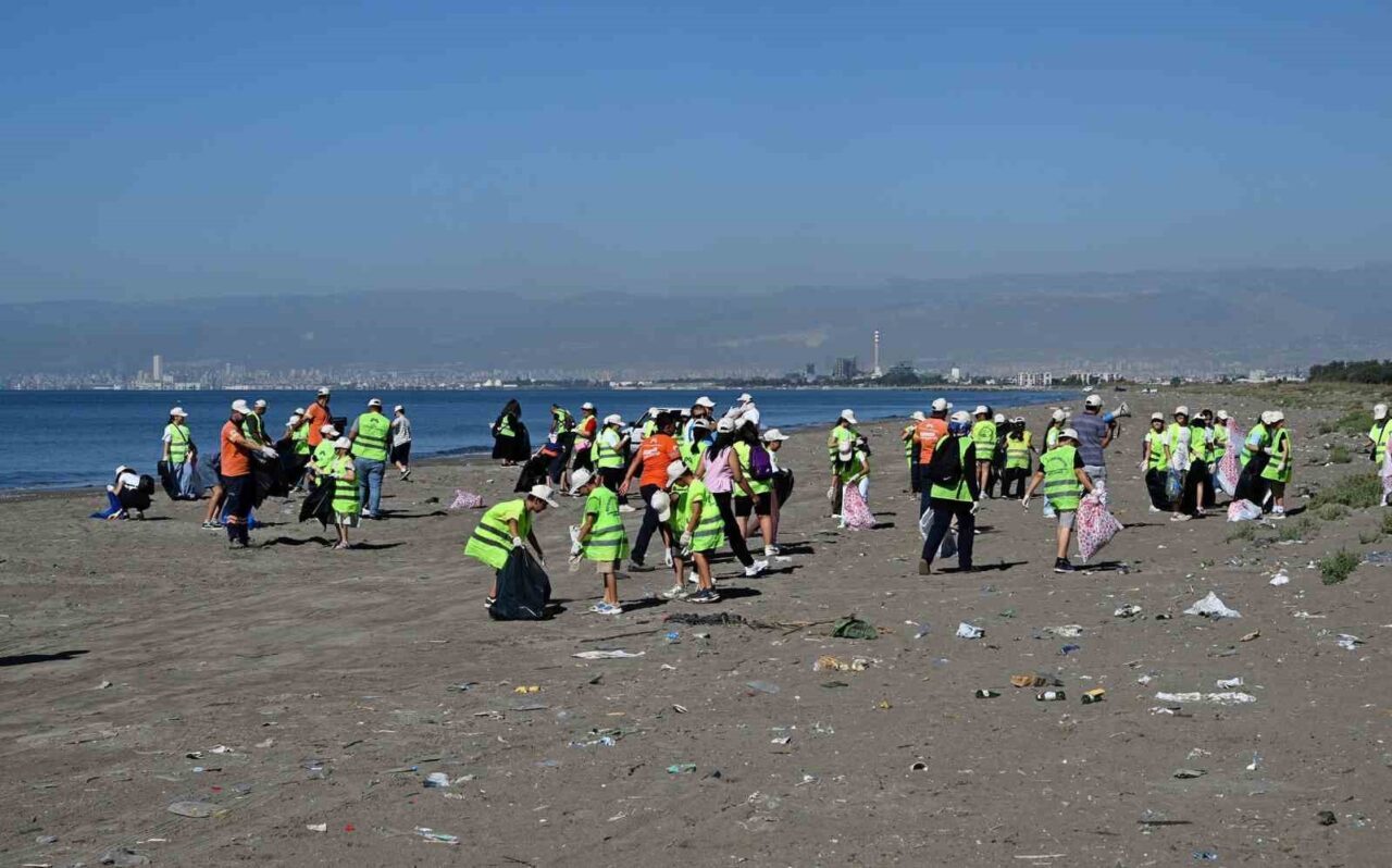 Mersin Büyükşehir Belediyesi, ‘Dünya Temizlik Günü’ dolayısıyla Adanalıoğlu sahilinde öğrenciler,
