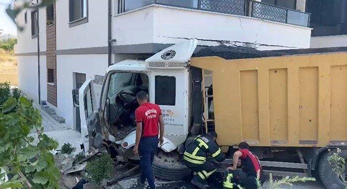 Mersin’in Mut ilçesinde sürücüsünün direksiyon hakimiyetini kaybettiği hafriyat kamyonu apartman