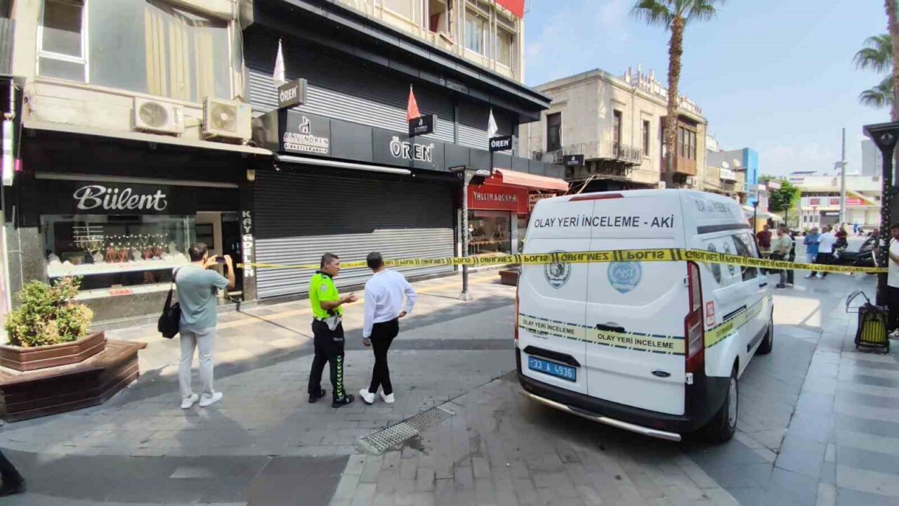 Mersin’de bir kuyumcuya sabah karşı giren maskeli 4 şüphelinin bir