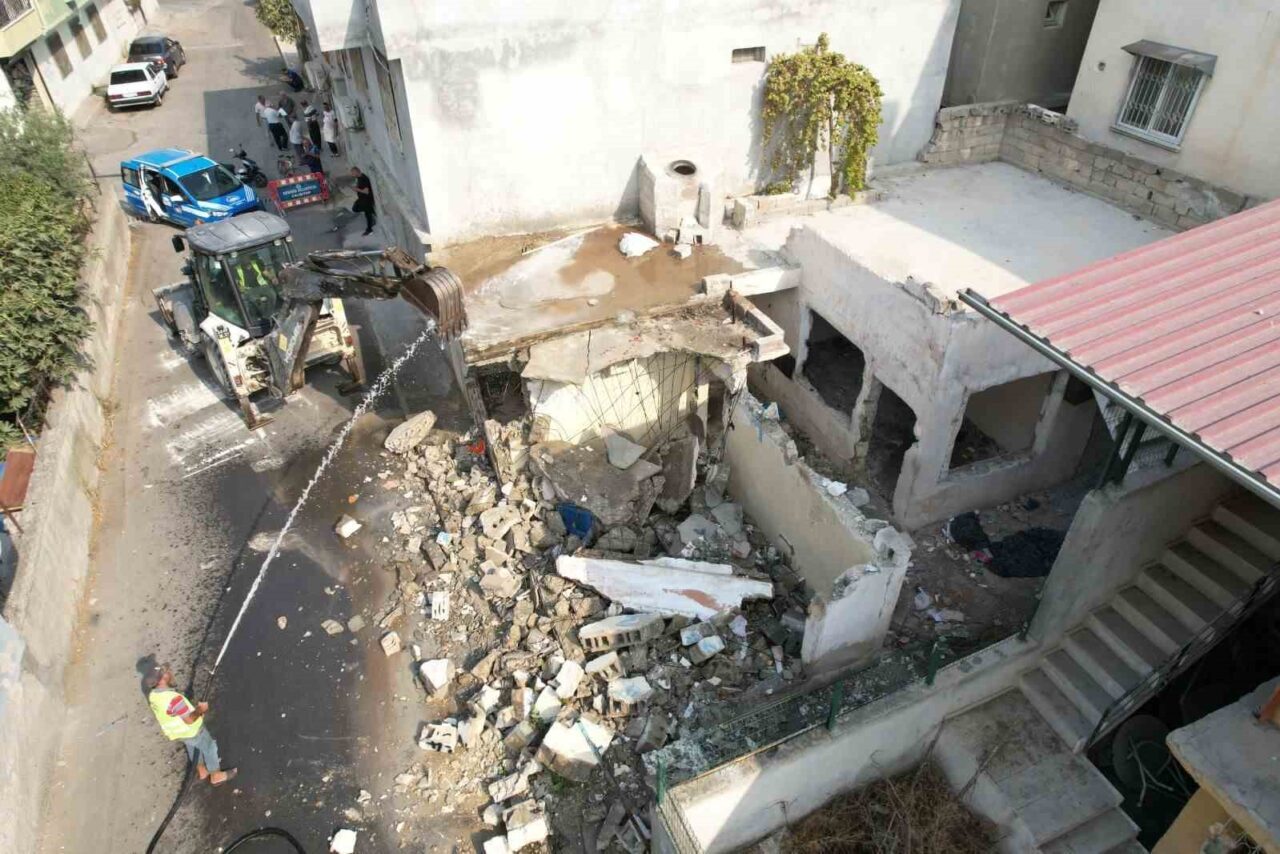 Mersin’in merkez ilçe Akdeniz Belediyesi, görsel kirliliğin yanı sıra vatandaşların